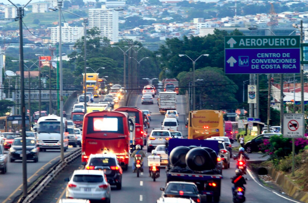 Carros en la autopista. El tráfico genera estrés.
Condominio El Canal es un desarrollo inmobiliario ubicado en Grecia. Puedes comprar apartamentos y casas. Los apartamentos son pequeños y grandes. Tienen vistas y balcones. Las casas son cinco modelos. Es un estilo de vida en la naturaleza, tranquilo, familiar.
KEYWORDS
Vivir en paz
vivir rodeado de naturaleza
viviendas en costa rica
viviendas en condominio
casas en costa rica
apartamentos en costa rica
condominio el canal
comprar vivienda en costa rica
condominio el canal grecia
condominio montezuma
casas nuevas costa rica
comprar vivienda en costa rica
costa rica bienes raices
costa rica vivienda
condominio con piscina