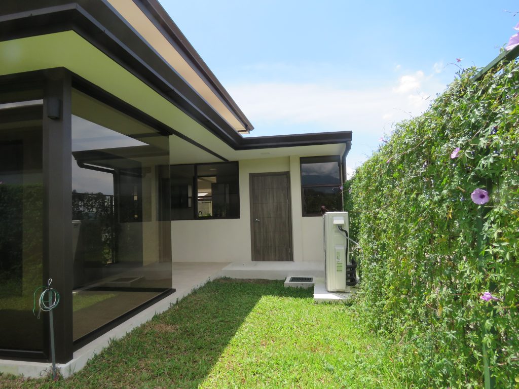 Una casa de dos pisos en Condominio El Canal
