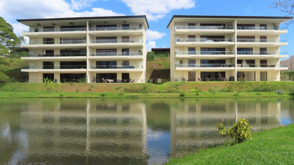 Los apartamentos en Torres del Lago tienen una vista espectacular al atardecer