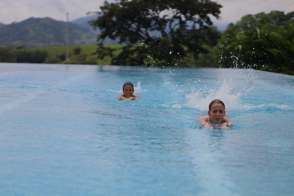 Nadar es una actividad recreativa, deportiva y deportiva
