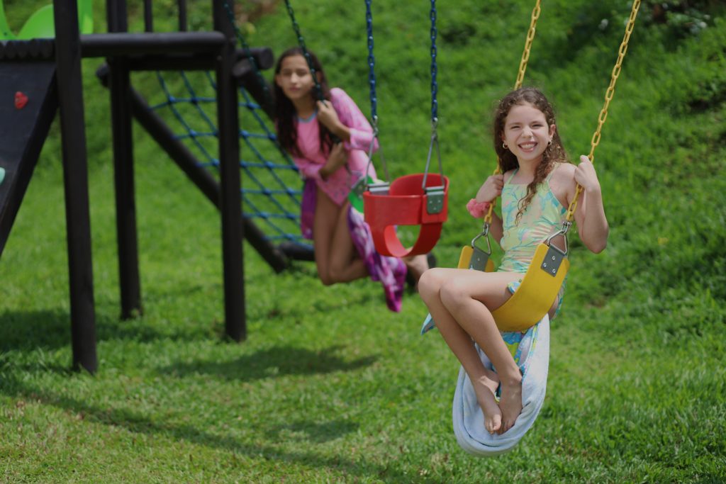 Dos niñas jugando y sonriendo. En Condominio El Canal tenemos juegos para niños, play, hamacas, toboganes. Condominio el Canal es un lugar familiar, de descanso, recreación, bienestar y deporte.
Vivir en paz
vivir rodeado de naturaleza
viviendas en costa rica
viviendas en condominio
casas en costa rica
apartamentos en costa rica
condominio el canal
comprar vivienda en costa rica
condominio el canal grecia
condominio montezuma
casas nuevas costa rica
comprar vivienda en costa rica
costa rica bienes raices
costa rica vivienda
condominio con piscina