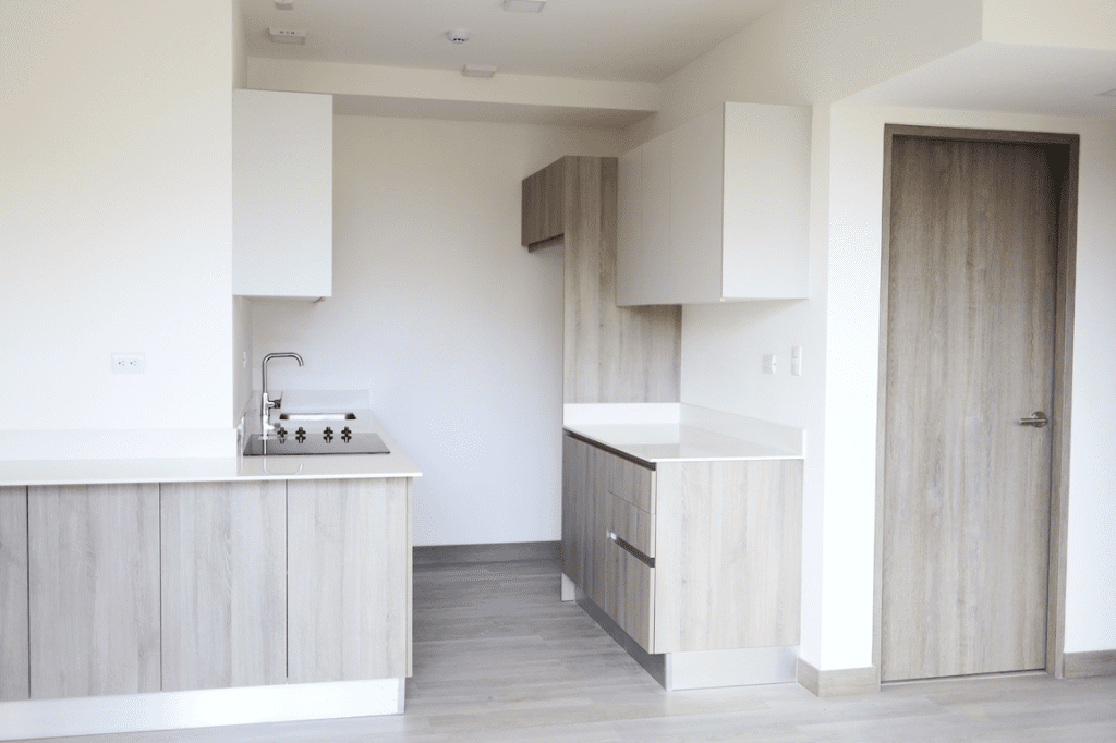 Un apartamento recién construido con su cocina y detalles de melamina hidrofuga (gris). Los apartamentos nuevos van a ser entregados pronto. La construcción ya casi está lista. Los apartamentos en Condominio El Canal tienen vistas únicas.
Vivir en paz
vivir rodeado de naturaleza
viviendas en costa rica
viviendas en condominio
casas en costa rica
apartamentos en costa rica
condominio el canal
comprar vivienda en costa rica
condominio el canal grecia
condominio montezuma
casas nuevas costa rica
comprar vivienda en costa rica
costa rica bienes raices
costa rica vivienda
condominio con piscina
