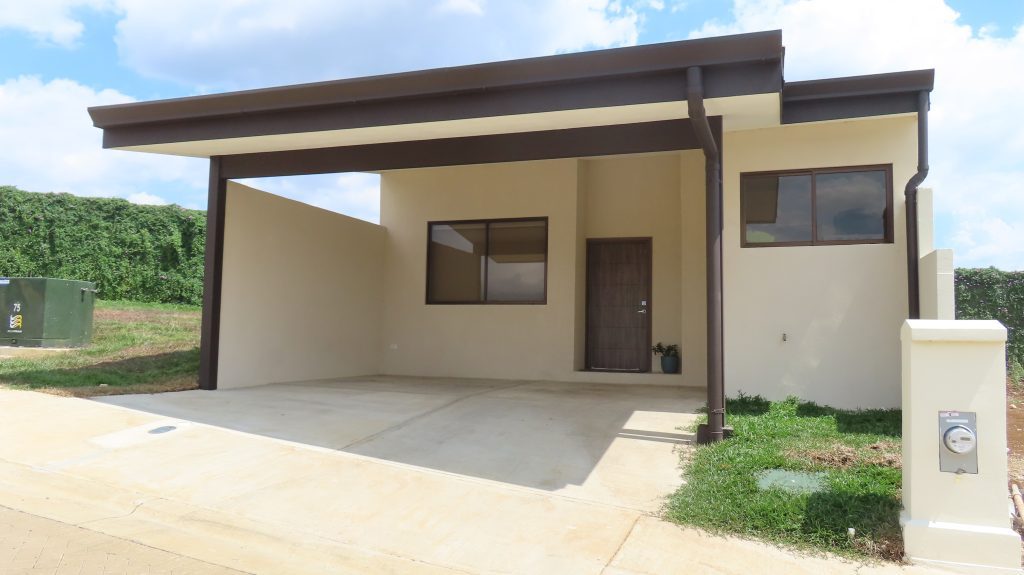 Una casa de un piso. Tiene una fachada color blanco casi beige, y un techo café casi negro. Es cómoda para una familia de dos a cuatro.
Condominio El Canal es un desarrollo inmobiliario ubicado en Grecia.
KEYWORDS
Vivir en paz
vivir rodeado de naturaleza
viviendas en costa rica
viviendas en condominio
casas en costa rica
apartamentos en costa rica
condominio el canal
comprar vivienda en costa rica
condominio el canal grecia
condominio montezuma
casas nuevas costa rica
comprar vivienda en costa rica
costa rica bienes raices
costa rica vivienda
condominio con piscina