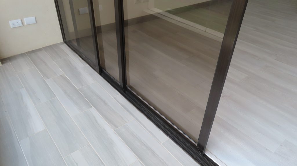 Un zoom a la imagen anterior dónde se ve lo fácil que es correr, para poder abrir y cerrar. Ventana.